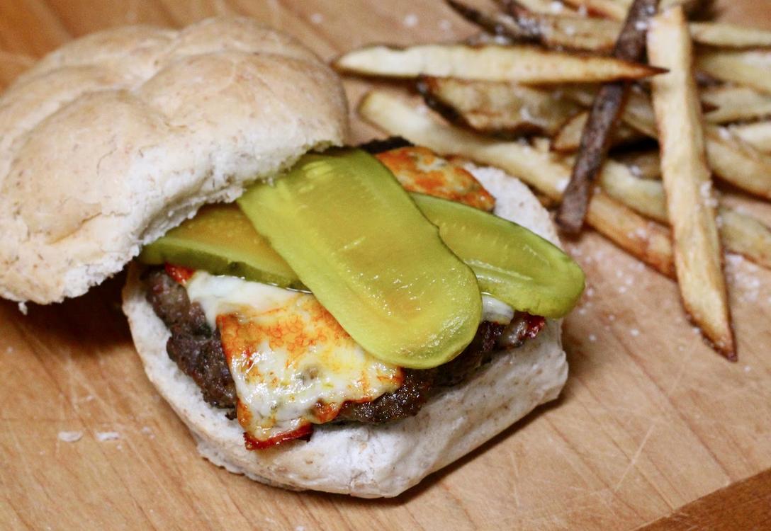 Welsh Rarebit Venison Burgers offer some great flavors. (Photo: FoodforHunters.blogspot.com)
